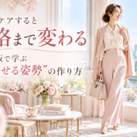大阪城を望む明るく上品な部屋で、デスクに座る女性が自然体の姿勢を見せ、大阪で姿勢が重要な理由として第一印象は話す前に決まることを伝えている。