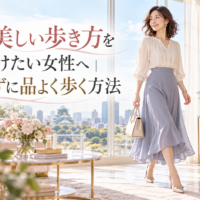 大阪城を望む明るく上品な部屋で、バッグを持つ女性が軽やかに歩き、大阪で美しい歩き方を身につけて自然体のまま品よく見える姿を示している。