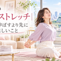 大阪城と通天閣を望む明るい部屋で、上品な女性が座って姿勢ストレッチを行い、猫背を伸ばす前に整えたい体の使い方を伝えている。